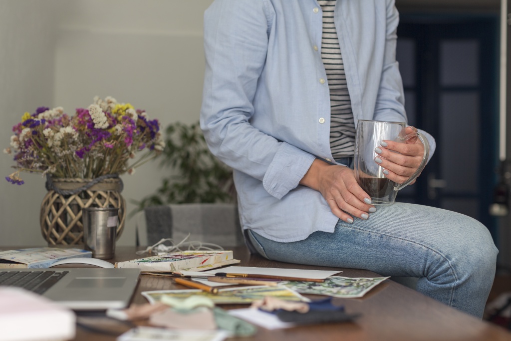 unrecognisable-woman-sitting-messy-desk.jpg ноутбук