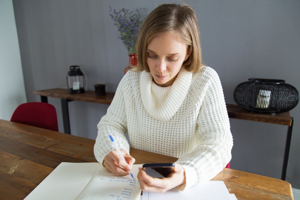 serious-young-woman-writing-down-task-notepad.jpg цветок