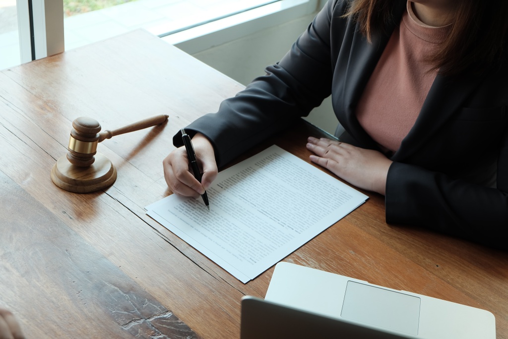midsection-female-lawyer-writing-paper-office.jpg бумага