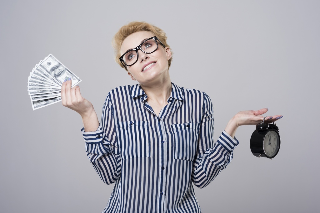 young-beautiful-businesswoman-holding-money-isolated.jpg рубашка