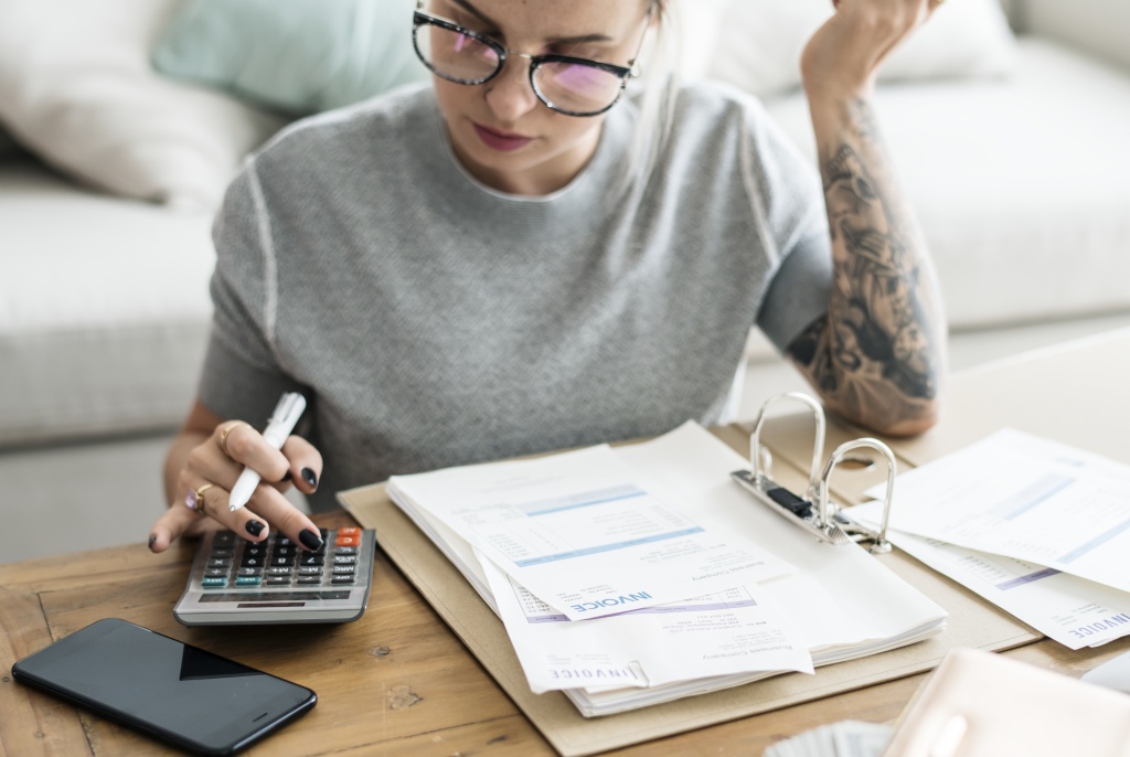 caucasian-woman-with-invoice-bills.jpg очки