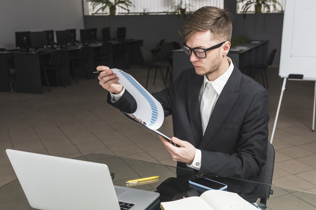 businessman-analyzing-graph-office.jpg бумаги