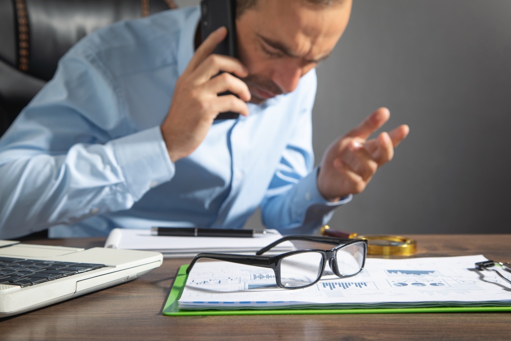 focus-eyeglasses-with-man-talking-smartphone.jpg очки