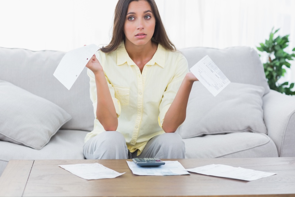 uneasy-woman-doing-her-accounts.jpg бумаги