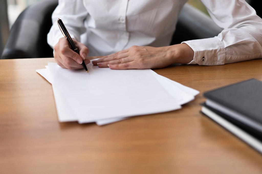 focused-woman-writing-blank-paper_23-2148377789.jpg стол